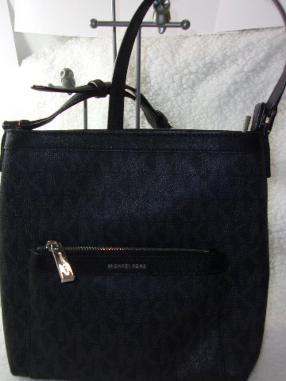 E-151 MICHAEL KORS MORGAN MEDIUM SHOULDER BAG